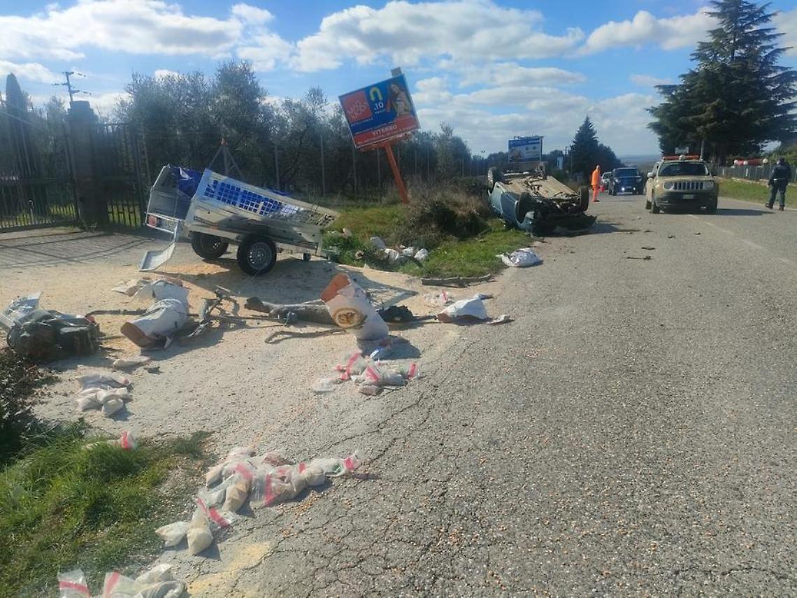 Perde il controllo dell&rsquo;auto e si ribalta