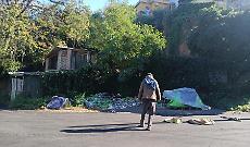 La storia di Osvaldo, il clochard che vive in tenda e ora anche tra i rifiuti