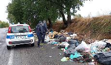 Individuati dalle fototrappole, molti incivili pure incappucciati