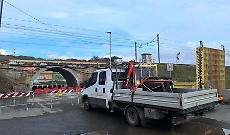 Manutenzione sotto accusa dopo il crollo: tirrenica in tilt e pendolari esasperati