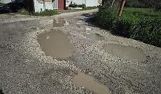 Solchi e crateri al centro della strada: via della Madonnella &egrave; impercorribile