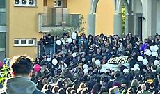 Palloncini bianchi e blu per l&rsquo;ultimo saluto a Gabriele