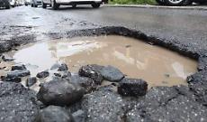 Buche sull&rsquo;asfalto e fossi al limite quando piove, il maltempo continua a fare paura