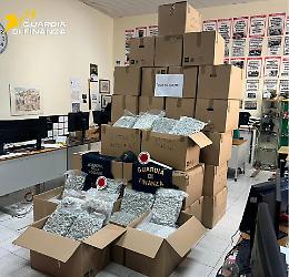 Sequestrati oltre 348 kg di marijuana in porto: arrestato 42enne