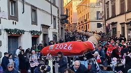 A Viterbo la Calza della Befana, folklore e solidariet&agrave; in centro