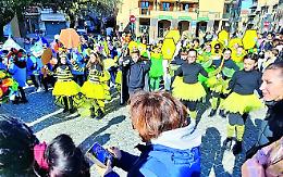 Colori e sorrisi in piazza: grande successo per la prima sfilata dell&rsquo;IC di Tolfa