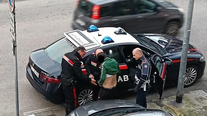 Sfonda la vetrina di un minimarket: preso dalla Polizia locale
