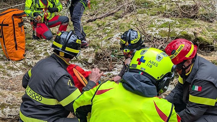 Tolfa, escursionista cade a Pian della Stella: frattura a una gamba