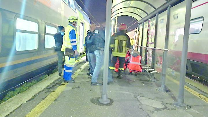Mistero in stazione: 24enne travolto da un treno rischia l&rsquo;amputazione del braccio