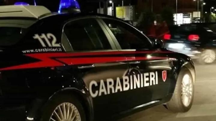 Sei Carabinieri salvano donna in bilico sui binari