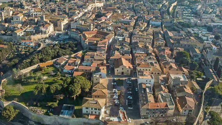 Tarquinia, i cittadini: «Le auto sfrecciano ad alta velocità, mettendo in pericolo pedoni, ciclisti e gli stessi residenti»
