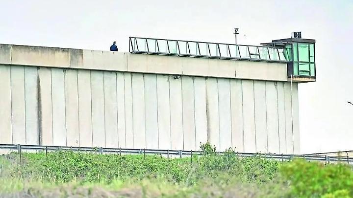 Dall’omicidio al traffico in cellulari in carcere: nuova accusa per l’ex agricoltore di Maccarese