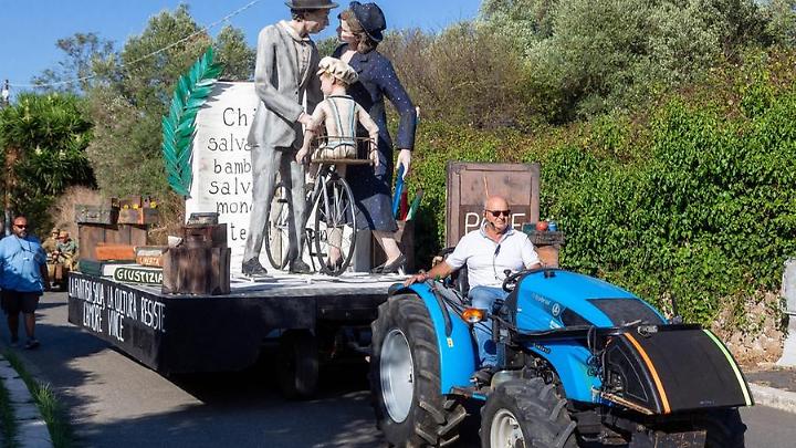 Il carro del rione vincitore alla Sagra dell’Uva richiesto dal comune di Arezzo