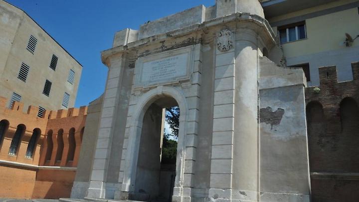 Varchi pedonali di accesso al porto chiusi, chiesti chiarimenti