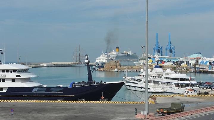 Latrofa: «Massima attenzione e ascolto verso chi ogni giorno lavora in porto»