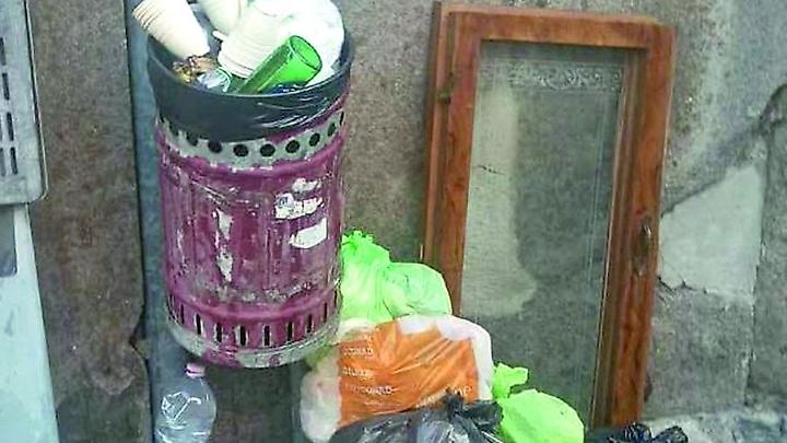 Viterbo: rifiuti abbandonati in centro, il fenomeno non si arresta