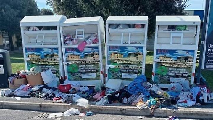 Container di abiti usati sempre più nel mirino degli “sporcaccioni”