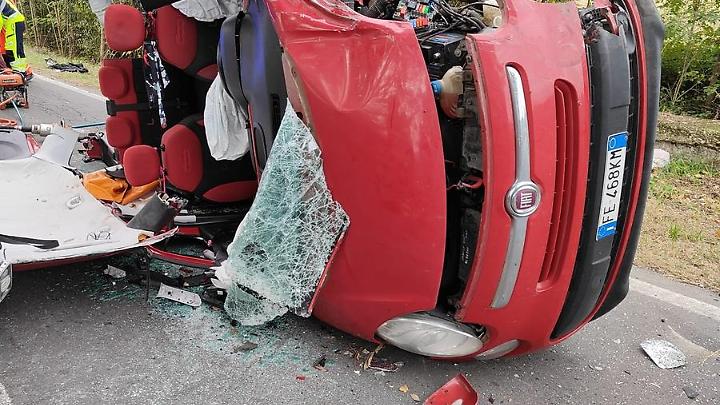 Scontro tra camion e auto: tre feriti, due sono in gravi condizioni