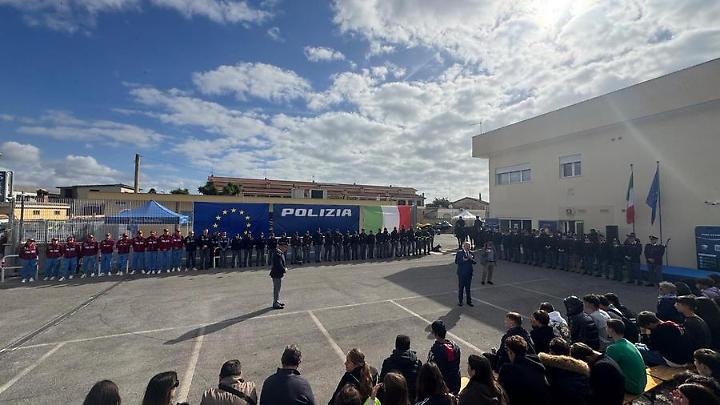 Cani antidroga, agenti a cavallo e l’arrivo del questore di Roma