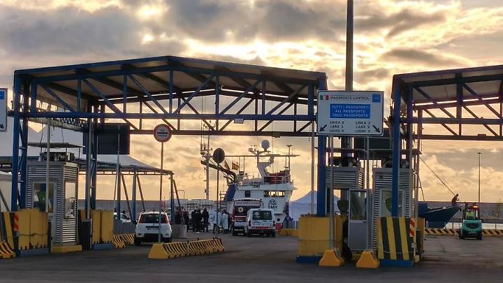 Migranti, oggi il ventesimo sbarco nel porto di Civitavecchia: arrivate 26 persone tra cui 14 minori e una bimba di 6 mesi