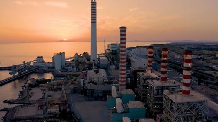 Cambia lo skyline: si demolisce la ciminiera del gruppo 4