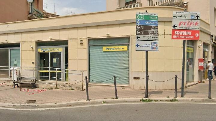 Largo D’Ardia, extracomunitario dà in escandescenza nell’ufficio postale: bloccato grazie all’intervento di tre militari