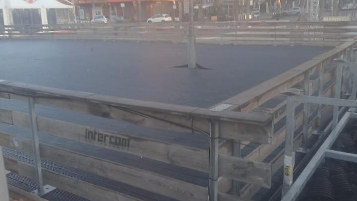 Nella pista di pattinaggio sul ghiaccio “spunta” un palo della luce