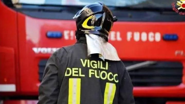 Incendio in appartamento, anziana in ospedale