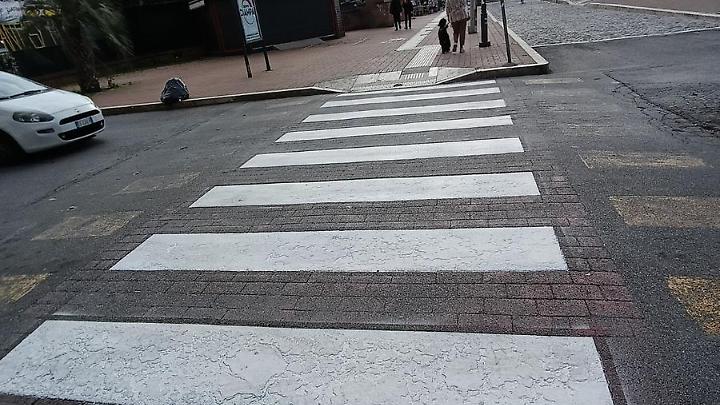 Automobilisti senza &ldquo;freni&rdquo;, nemmeno le strisce li fermano