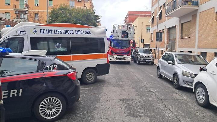 Scatta l&rsquo;allarme per una donna che non risponde, ma era solo addormentata