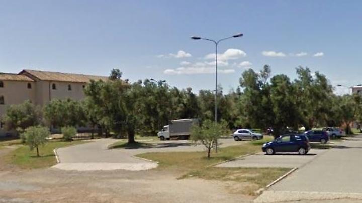 Allarme furti in auto e furgoni nel parcheggio del Granarone