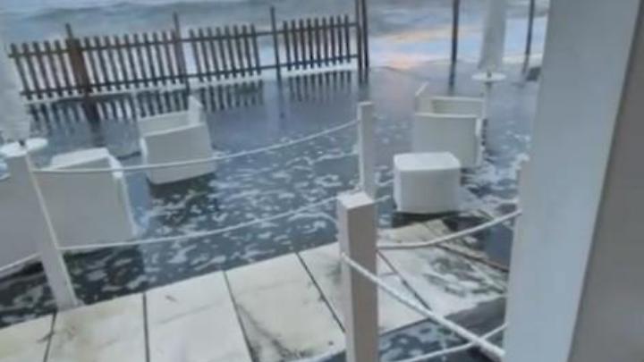 L&rsquo;erosione non si ferma, le onde entrano dentro verande e cabine