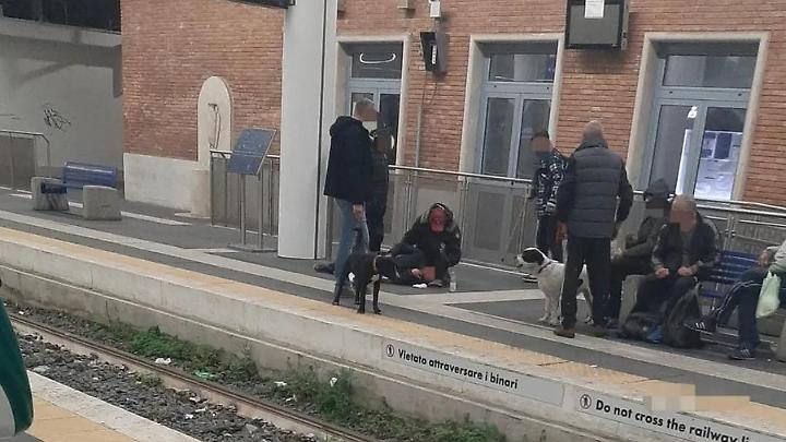 La battaglia notturna di chi vive senza tetto