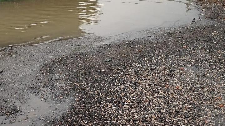 &laquo;Costretti a vivere ogni giorno tra buche fango e rifiuti&raquo;