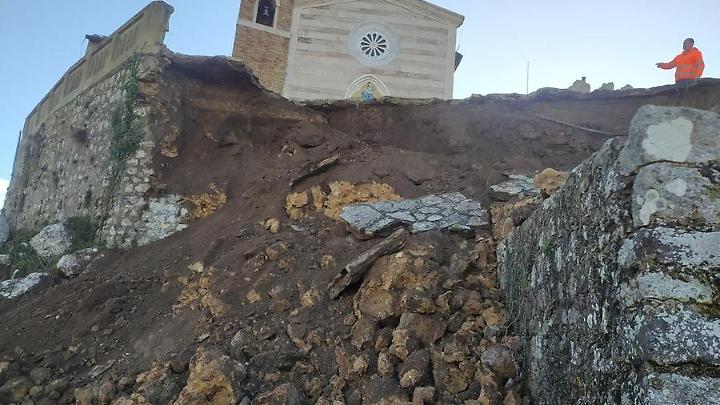 Crolla parte della balaustra alla Rocca, area interdetta