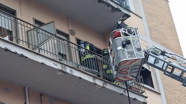 Incendio in una palazzina sulla Cassia sud, evacuato lo stabile