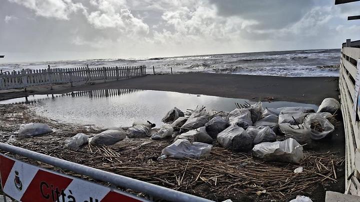 Spiagge sparite, le onde arrivano in strada. Canne e tronchi sulla riva