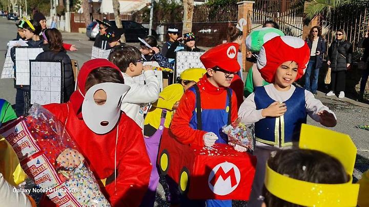 Carnevale: le scuole sfilano per la Pace