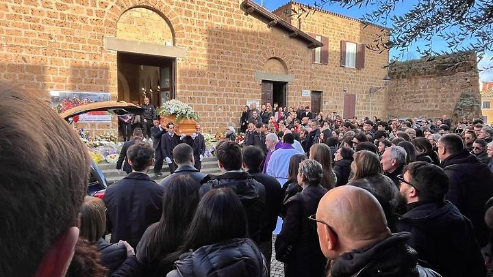 In tanti per l&rsquo;ultimo saluto a Damiano Alberti