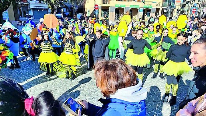 Colori e sorrisi in piazza: grande successo per la prima sfilata dell&rsquo;IC di Tolfa