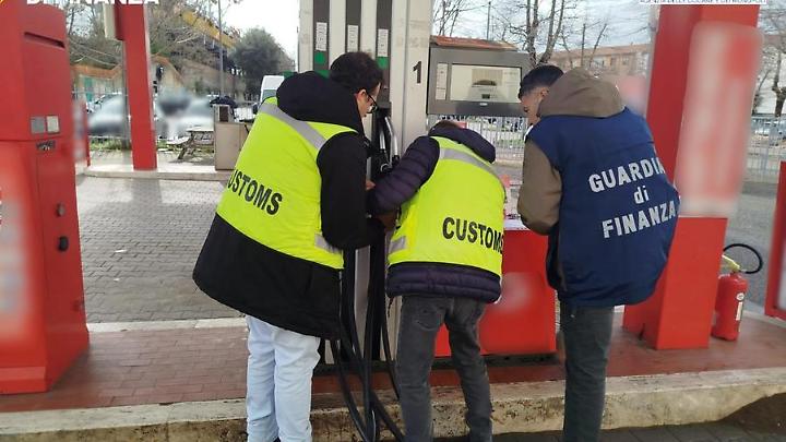 Viterbo: posti i sigilli a due distributori di carburante