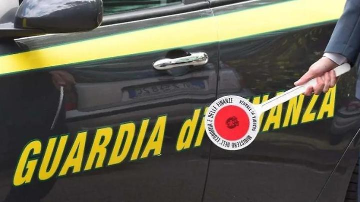 Oltre un chilo di hashish nascosto in auto: due arresti della Guardia di finanza