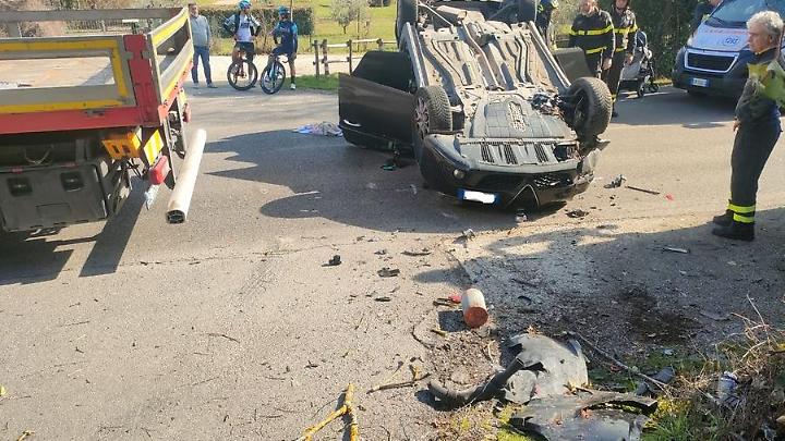 Viterbo: auto perde il controllo, tre feriti tra cui una bambina