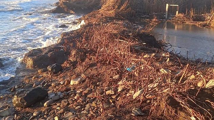 Il mare rompe gli argini ed entra in Palude. La sindaca: &laquo;La Regione intervenga&raquo;