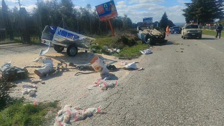 Perde il controllo dell&rsquo;auto e si ribalta