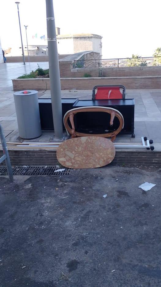 Rifiuti abbandonati.jpg