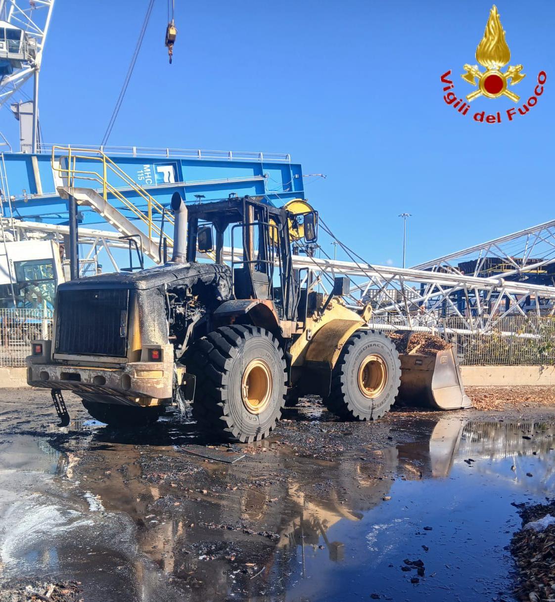 Macchina operatrice porto VVf.jpg