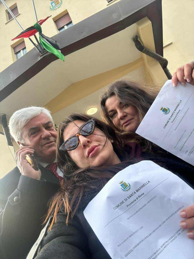 OPPOSIZIONI FIRMANO LA SFIDUCIA.jpg